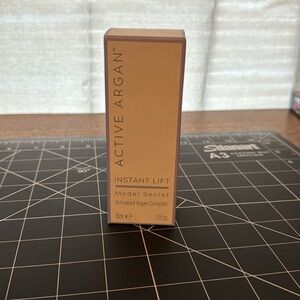 Active Argan Instant Lift Model Secret